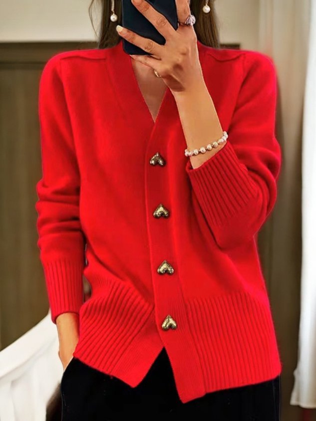 "Charmant gebreid damesvest met V-hals, hartvormige knopen in stijlvol design, ideaal voor koude dagen en diverse outfits."