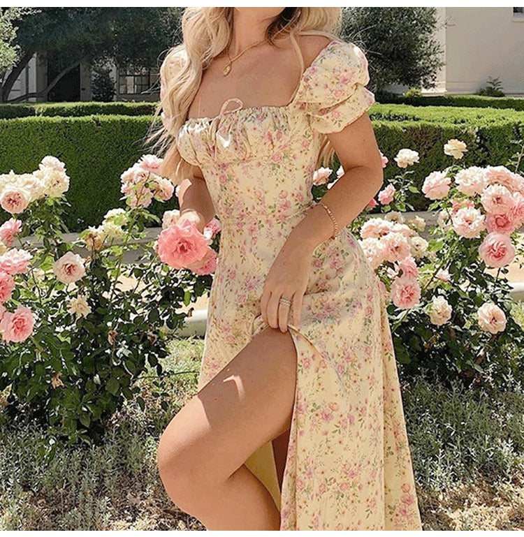 "Chique casual zomerjurk met bloemenprint, sweetheart halslijn en zijsplit, perfect voor zomerse gelegenheden."