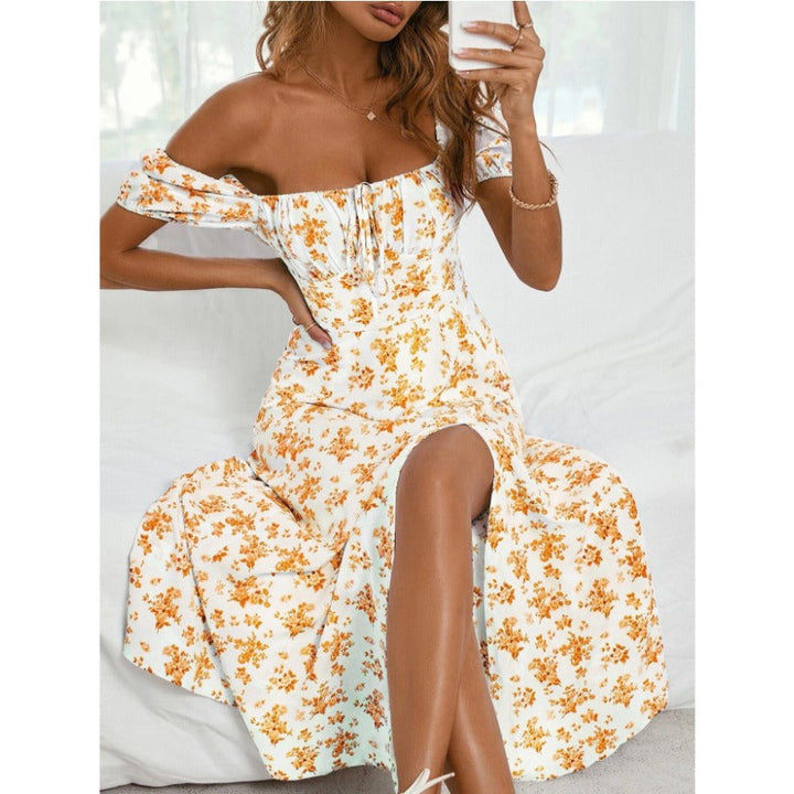 "Chique casual zomerjurk met bloemenprint, sweetheart halslijn en zijsplit, perfect voor zomerse gelegenheden."