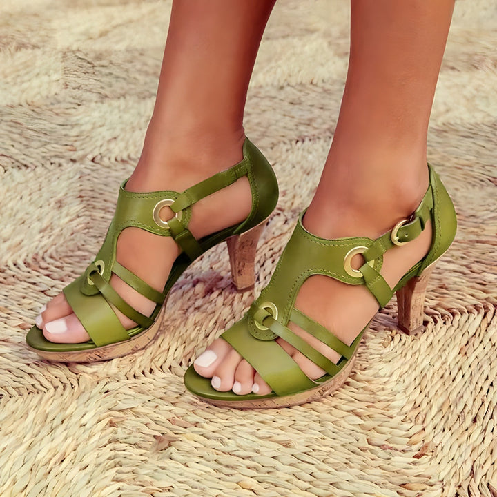 "Chique groene leren sandalen met hoge hak, elegante metalen accenten en verstelbare bandjes voor comfort en stijl."