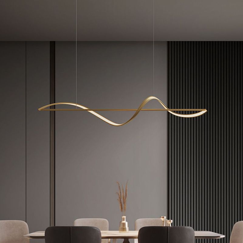 "Cirkelvormige metalen kroonluchter met modern ontwerp, gouden en zwarte kleuren, ideaal voor elegante interieurverlichting."