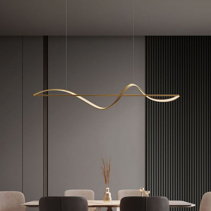 "Cirkelvormige metalen kroonluchter met modern ontwerp, gouden en zwarte kleuren, ideaal voor elegante interieurverlichting."