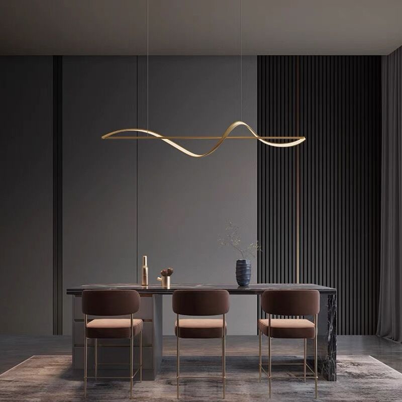 "Cirkelvormige metalen kroonluchter met modern ontwerp, gouden en zwarte kleuren, ideaal voor elegante interieurverlichting."