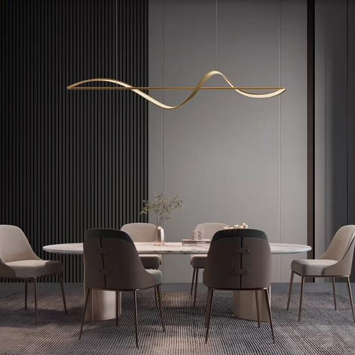 "Cirkelvormige metalen kroonluchter met modern ontwerp, gouden en zwarte kleuren, ideaal voor elegante interieurverlichting."