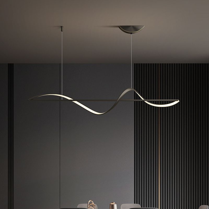 "Cirkelvormige metalen kroonluchter met modern ontwerp, gouden en zwarte kleuren, ideaal voor elegante interieurverlichting."