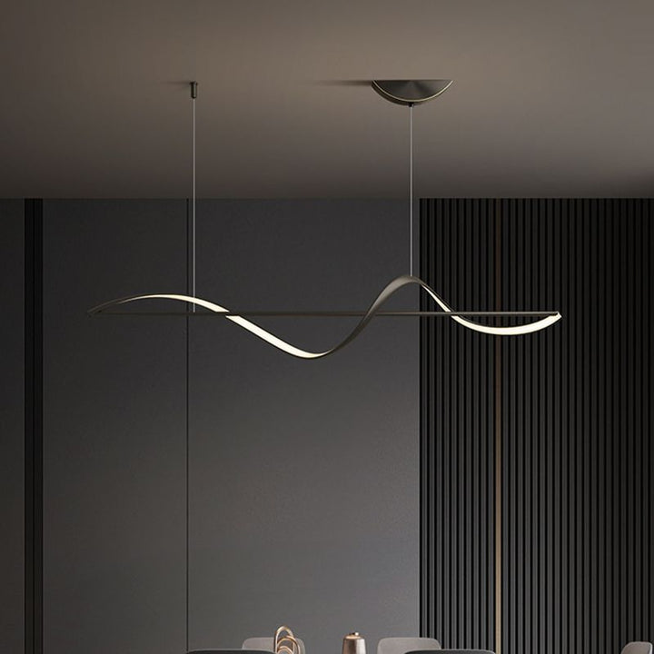"Cirkelvormige metalen kroonluchter met modern ontwerp, gouden en zwarte kleuren, ideaal voor elegante interieurverlichting."