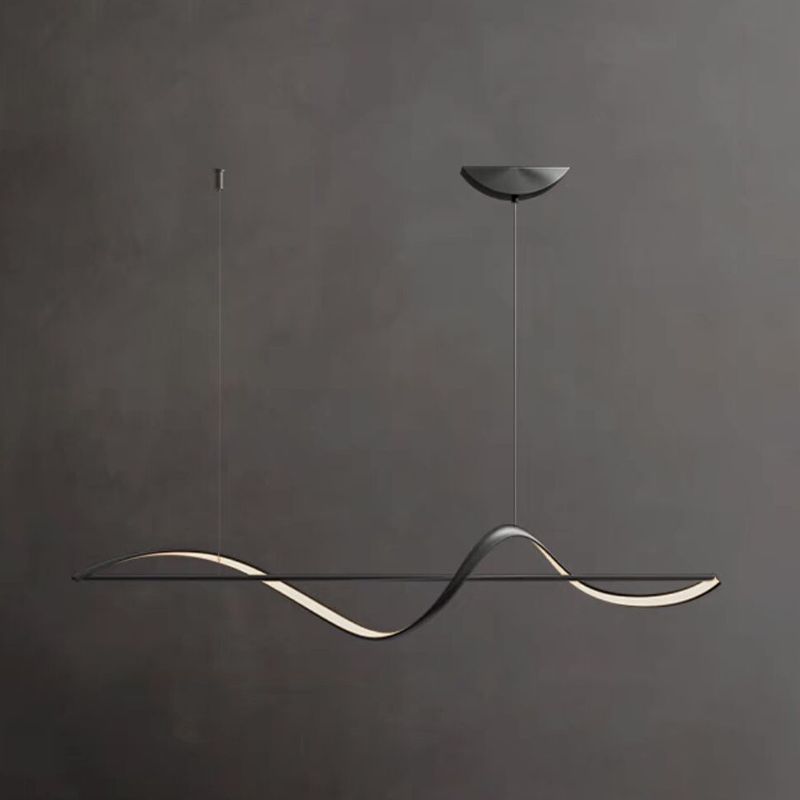 "Cirkelvormige metalen kroonluchter met modern ontwerp, gouden en zwarte kleuren, ideaal voor elegante interieurverlichting."