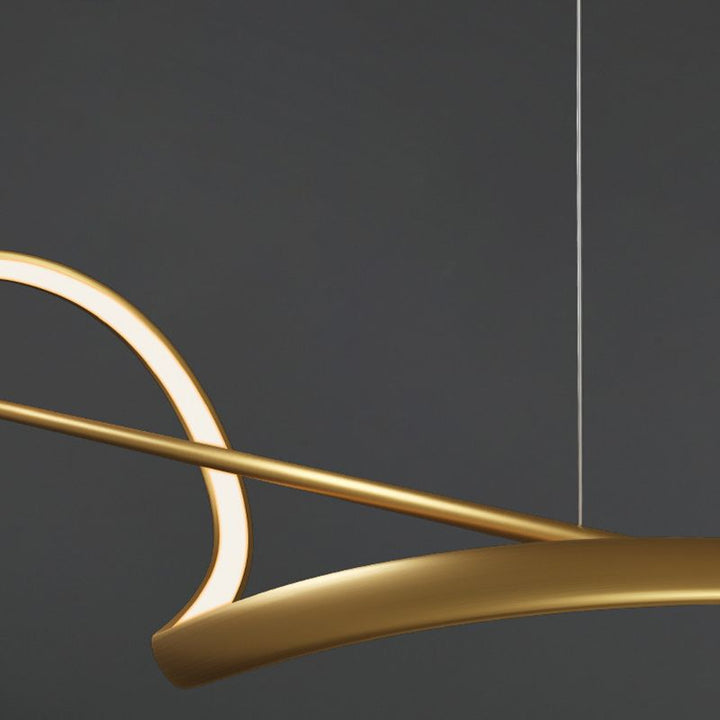 "Cirkelvormige metalen kroonluchter met modern ontwerp, gouden en zwarte kleuren, ideaal voor elegante interieurverlichting."