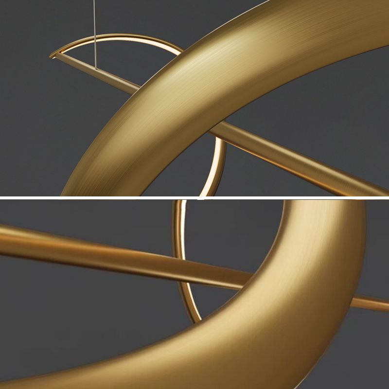 "Cirkelvormige metalen kroonluchter met modern ontwerp, gouden en zwarte kleuren, ideaal voor elegante interieurverlichting."