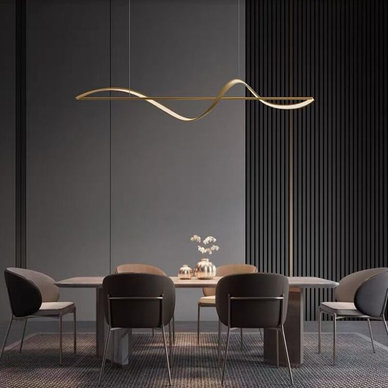 "Cirkelvormige metalen kroonluchter met modern ontwerp, gouden en zwarte kleuren, ideaal voor elegante interieurverlichting."