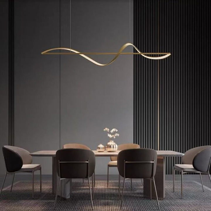 "Cirkelvormige metalen kroonluchter met modern ontwerp, gouden en zwarte kleuren, ideaal voor elegante interieurverlichting."
