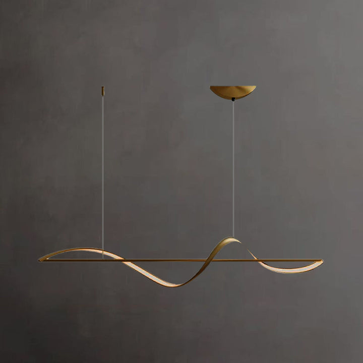"Cirkelvormige metalen kroonluchter met modern ontwerp, gouden en zwarte kleuren, ideaal voor elegante interieurverlichting."