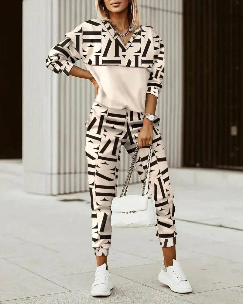 "Comfortabel en stijlvol Amber joggingpak voor dames met luxe details, elastische tailleband en zachte voering."