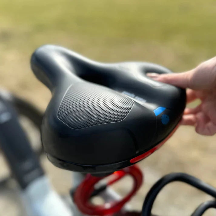 "Comfortabel fietszadel met zacht, ademend kussen en fluorescerende strip voor veiligheid en pijnvrij fietsen."
