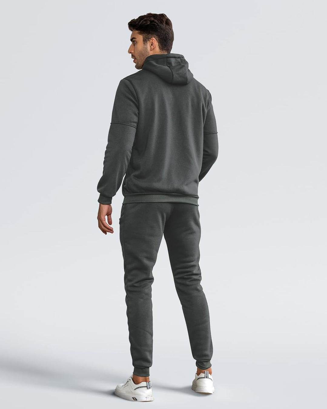 "Comfortabel heren trainingspak in diverse kleuren, stijlvol ontwerp, ademend en duurzaam, perfect voor sportieve dagen."