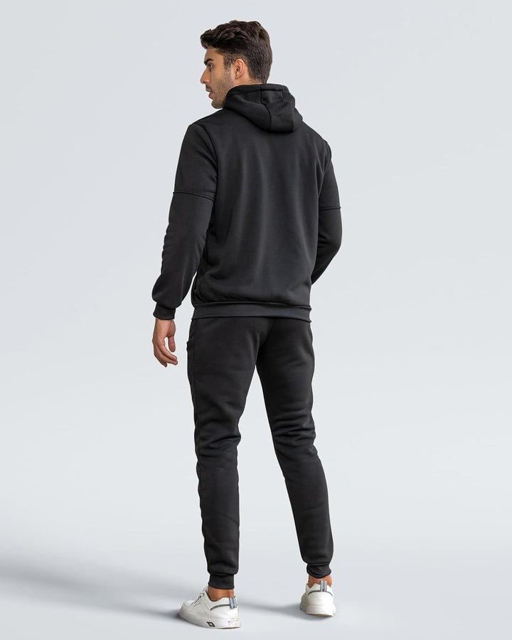 "Comfortabel heren trainingspak in diverse kleuren, stijlvol ontwerp, ademend en duurzaam, perfect voor sportieve dagen."