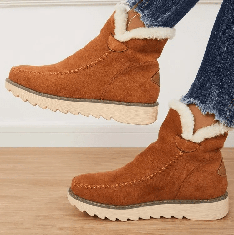 "Comfortabele dames winterlaarzen met warme voering, modieus beige design en stevige zool voor uitstekende grip in de kou."