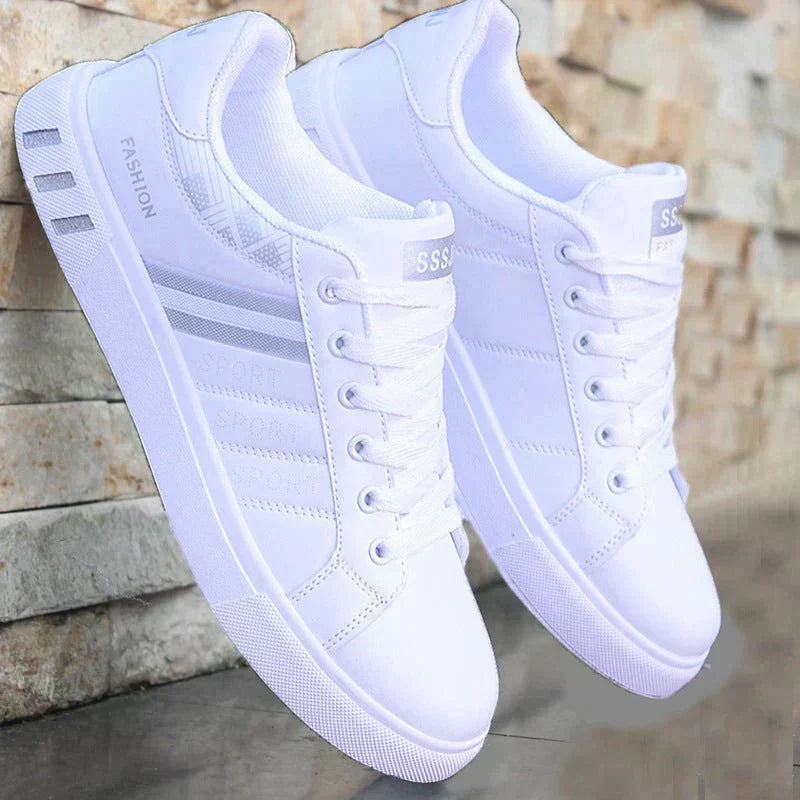 Comfortabele herensneakers met verende zool, wit van kleur. Trendy ontwerp voor casual en sportieve outfits.