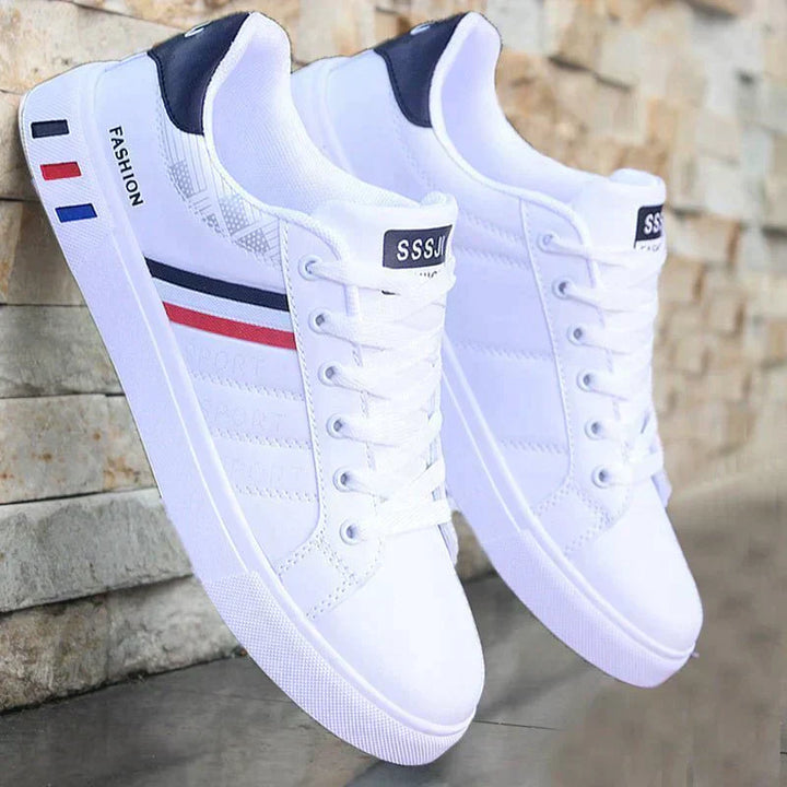 Comfortabele herensneakers met verende zool, wit van kleur. Trendy ontwerp voor casual en sportieve outfits.