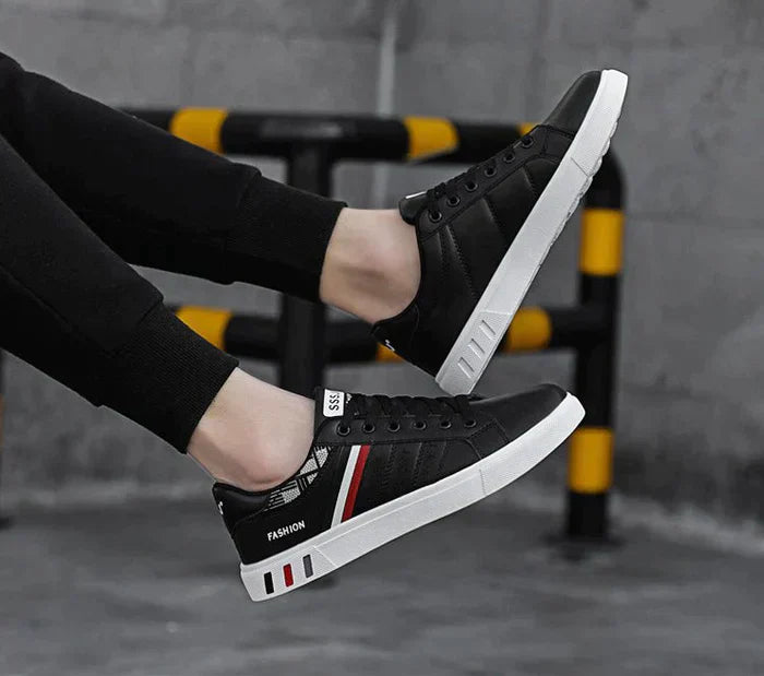 Comfortabele herensneakers met verende zool, wit van kleur. Trendy ontwerp voor casual en sportieve outfits.