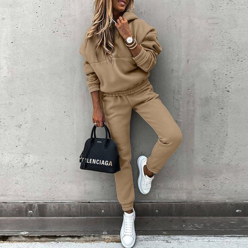 "Comfortabele jogging set voor dames, stijlvol en flatterend, ideaal voor thuis of casual uitjes."