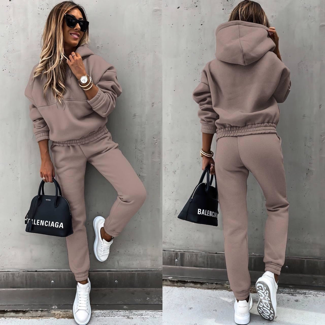 "Comfortabele jogging set voor dames, stijlvol en flatterend, ideaal voor thuis of casual uitjes."