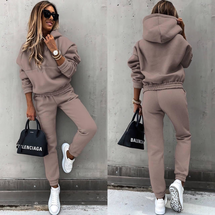 "Comfortabele jogging set voor dames, stijlvol en flatterend, ideaal voor thuis of casual uitjes."