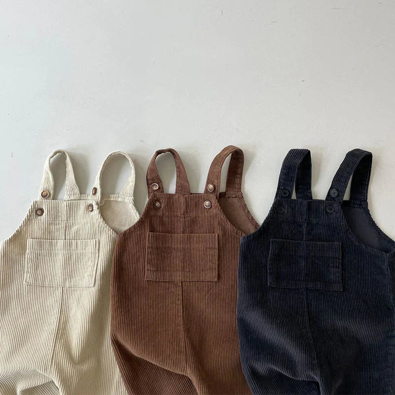 "Comfortabele kinderoverall van duurzame katoenmix, beige, met verstelbare schouderbanden en multifunctionele zakken."