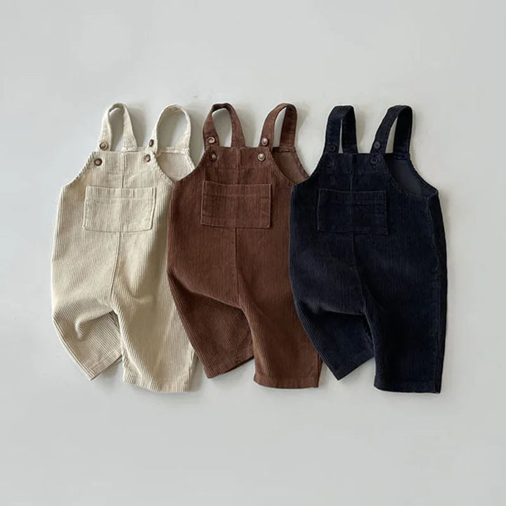 "Comfortabele kinderoverall van duurzame katoenmix, beige, met verstelbare schouderbanden en multifunctionele zakken."