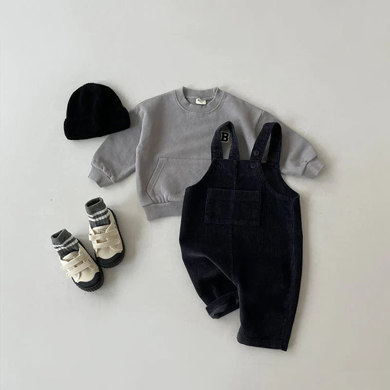 "Comfortabele kinderoverall van duurzame katoenmix, beige, met verstelbare schouderbanden en multifunctionele zakken."