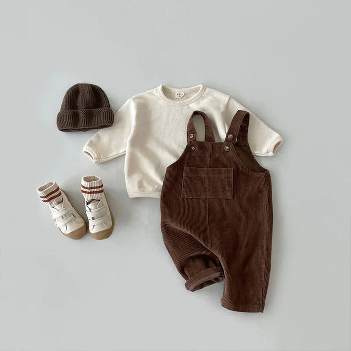 "Comfortabele kinderoverall van duurzame katoenmix, beige, met verstelbare schouderbanden en multifunctionele zakken."