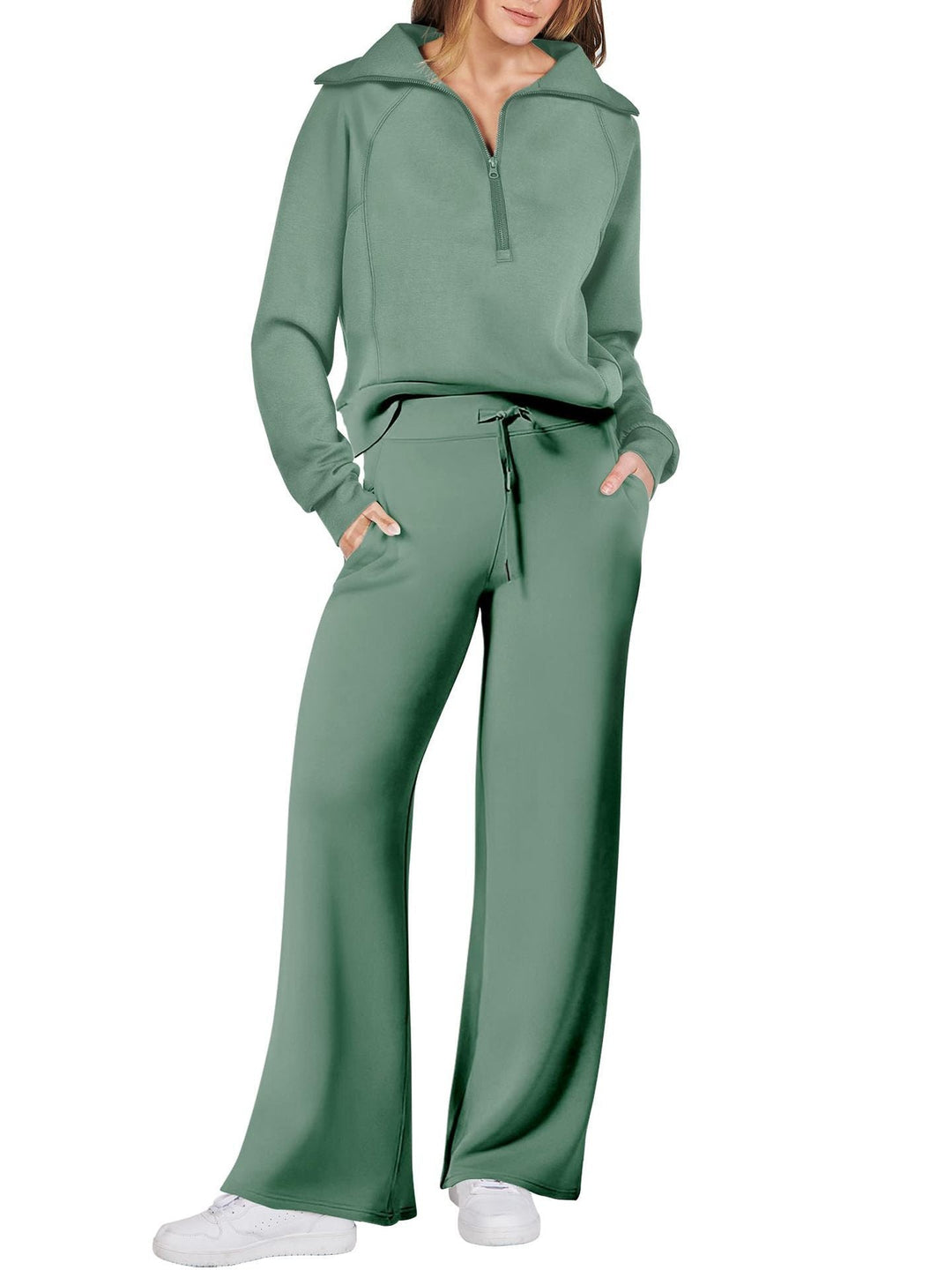 Comfortabele tweedelige damesoutfit met lange mouwen, ritssluiting en diverse kleuren. Ideaal voor dagelijks comfort.