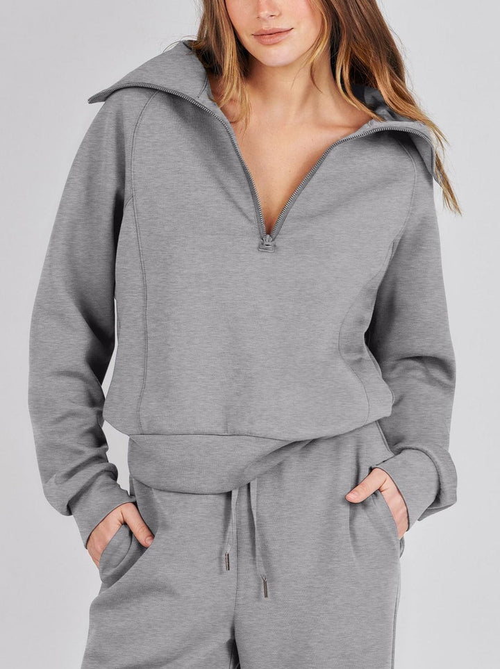 Comfortabele tweedelige damesoutfit met lange mouwen, ritssluiting en diverse kleuren. Ideaal voor dagelijks comfort.