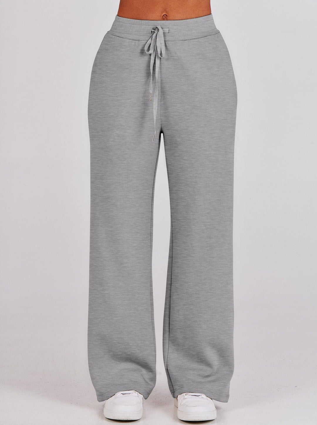 Comfortabele tweedelige damesoutfit met lange mouwen, ritssluiting en diverse kleuren. Ideaal voor dagelijks comfort.