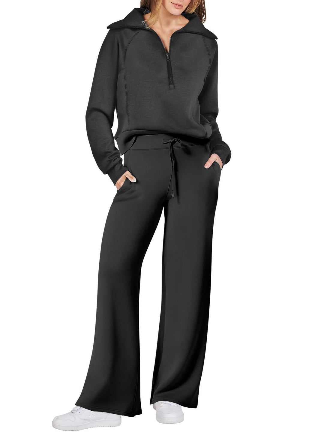 Comfortabele tweedelige damesoutfit met lange mouwen, ritssluiting en diverse kleuren. Ideaal voor dagelijks comfort.