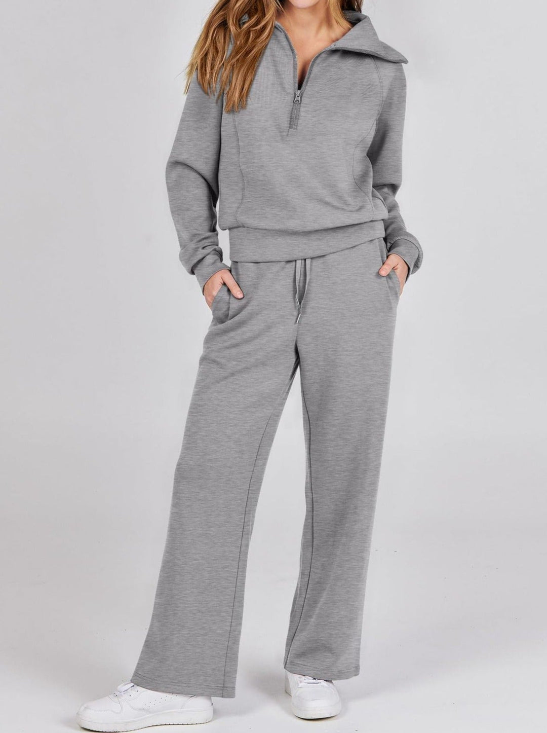 Comfortabele tweedelige damesoutfit met lange mouwen, ritssluiting en diverse kleuren. Ideaal voor dagelijks comfort.
