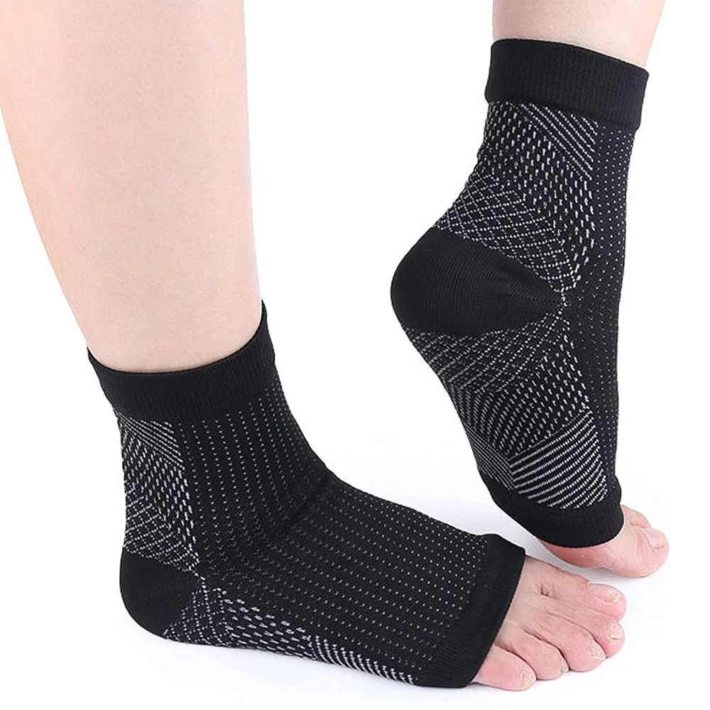 "Comfortabele unisex compressiekous, zwart, enkelhoogte, voor pijnverlichting en steun bij neuropathie en fasciitis."