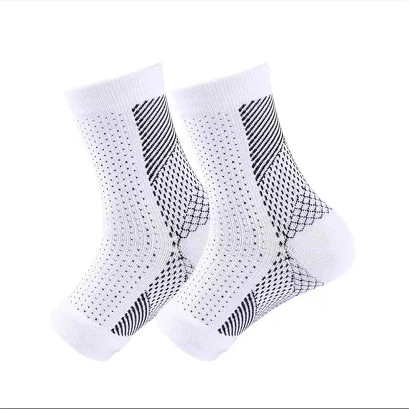 "Comfortabele unisex compressiekous, zwart, enkelhoogte, voor pijnverlichting en steun bij neuropathie en fasciitis."