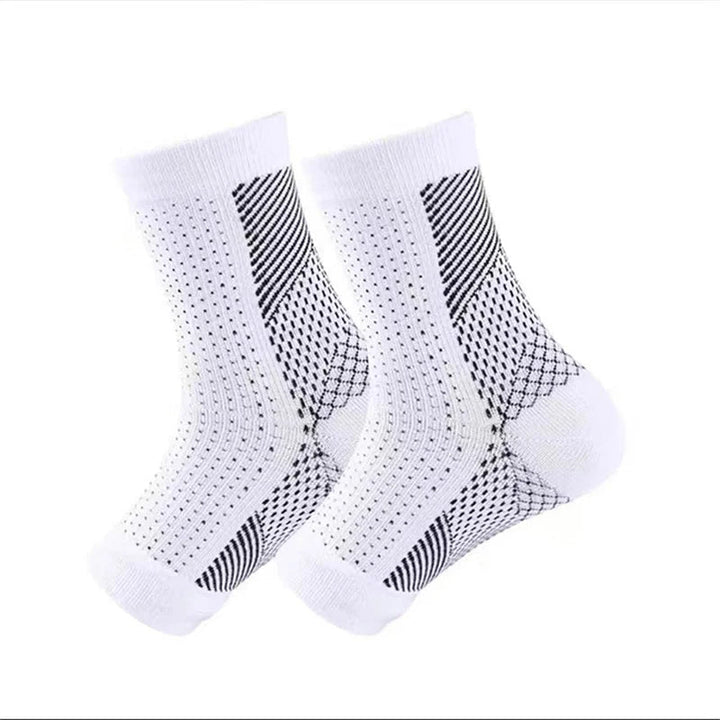 "Comfortabele unisex compressiekous, zwart, enkelhoogte, voor pijnverlichting en steun bij neuropathie en fasciitis."