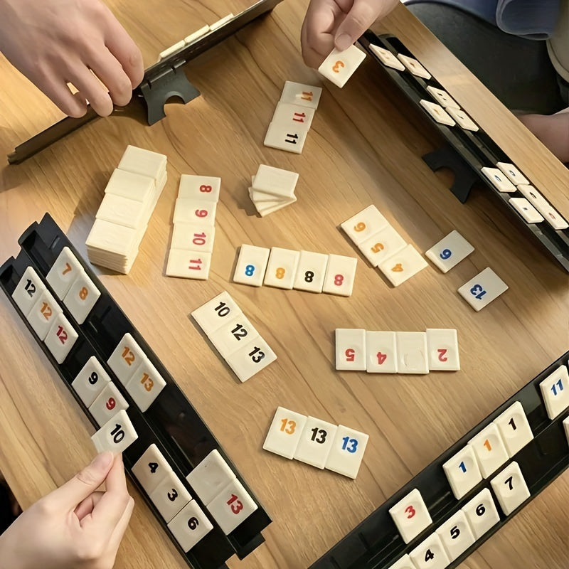 Compacte Rummikub Reisversie met kleurrijke tegels en opbergdoos, perfect voor gezinsplezier onderweg.