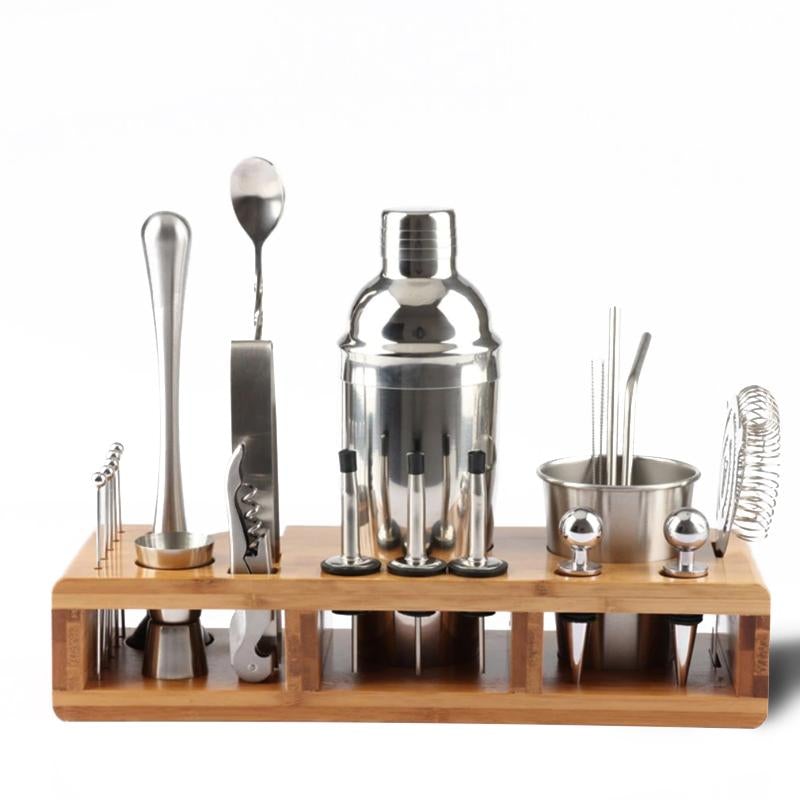 Complete cocktailshaker set met roestvrijstalen accessoires en houten standaard, ideaal voor thuisbars en bartenders.