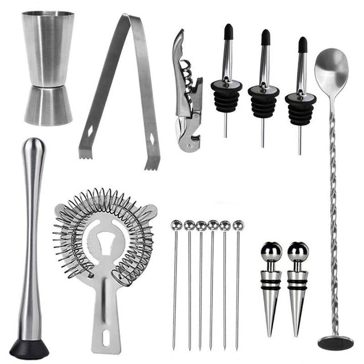 Complete cocktailshaker set met roestvrijstalen accessoires en houten standaard, ideaal voor thuisbars en bartenders.