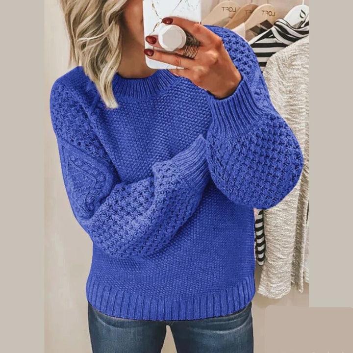"Cora Trui: Blauwe wollen damestrui, zacht, duurzaam, vintage stijl, perfect voor casual en formele gelegenheden."