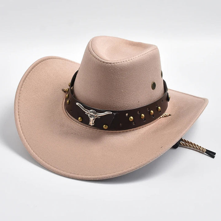 Cowboyhoed van vegan leer met klassieke vorm en gevlochten kinband, perfect voor een stijlvolle westernlook.
