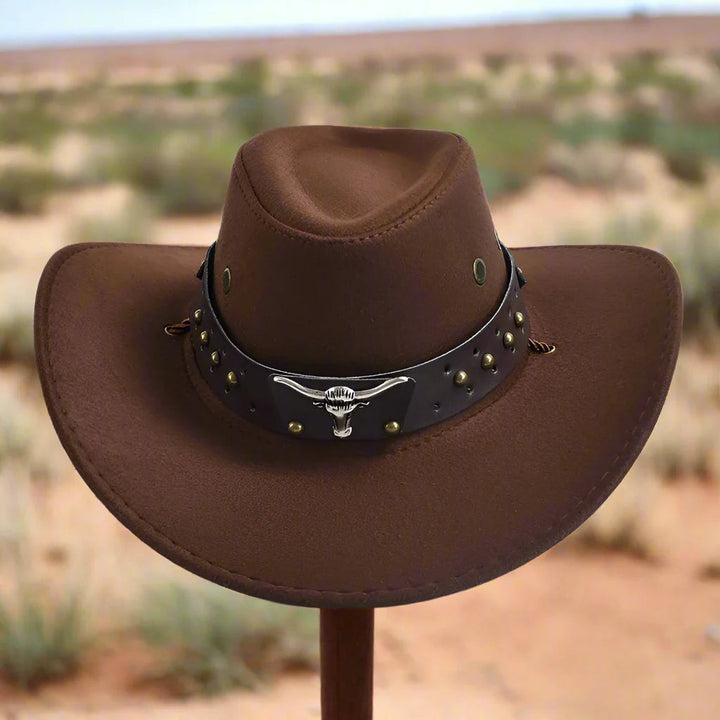 Cowboyhoed van vegan leer met klassieke vorm en gevlochten kinband, perfect voor een stijlvolle westernlook.