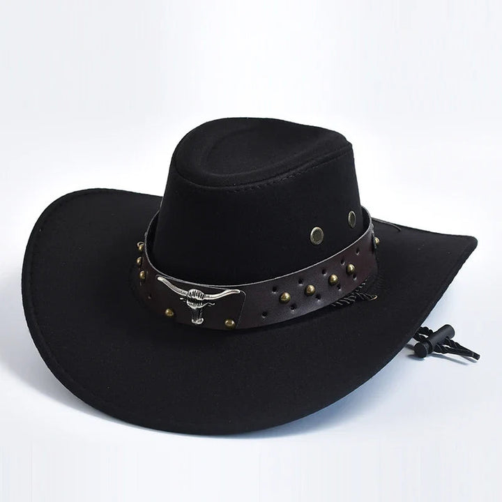 Cowboyhoed van vegan leer met klassieke vorm en gevlochten kinband, perfect voor een stijlvolle westernlook.