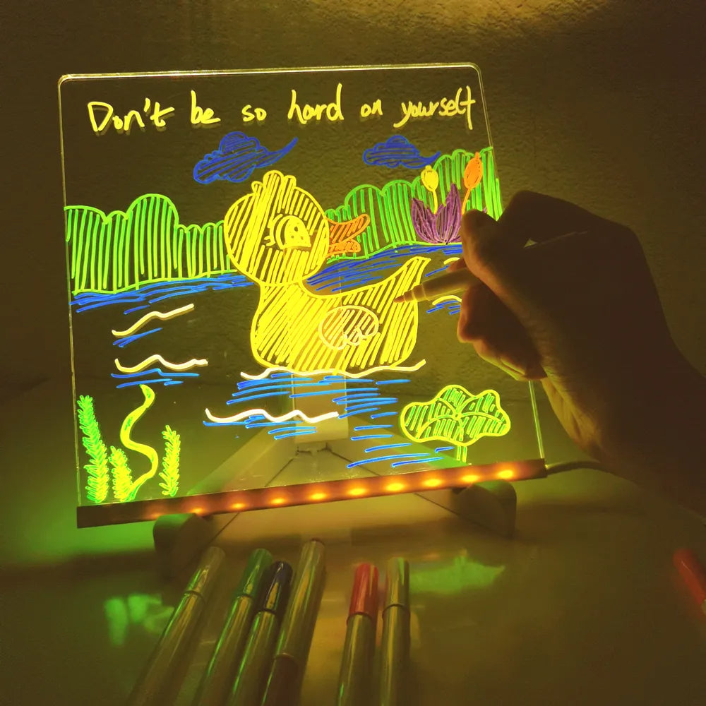 "Creatief LED tekenbord met instelbare helderheid en zeven pennen, ideaal voor kinderen om te tekenen en als nachtlamp"