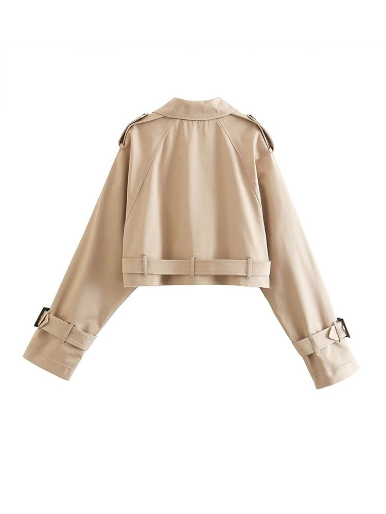 "Cropped beige trenchcoat voor dames, stijlvolle dubbele rij knopen en verstelbare manchetten, elegant en modern ontwerp."