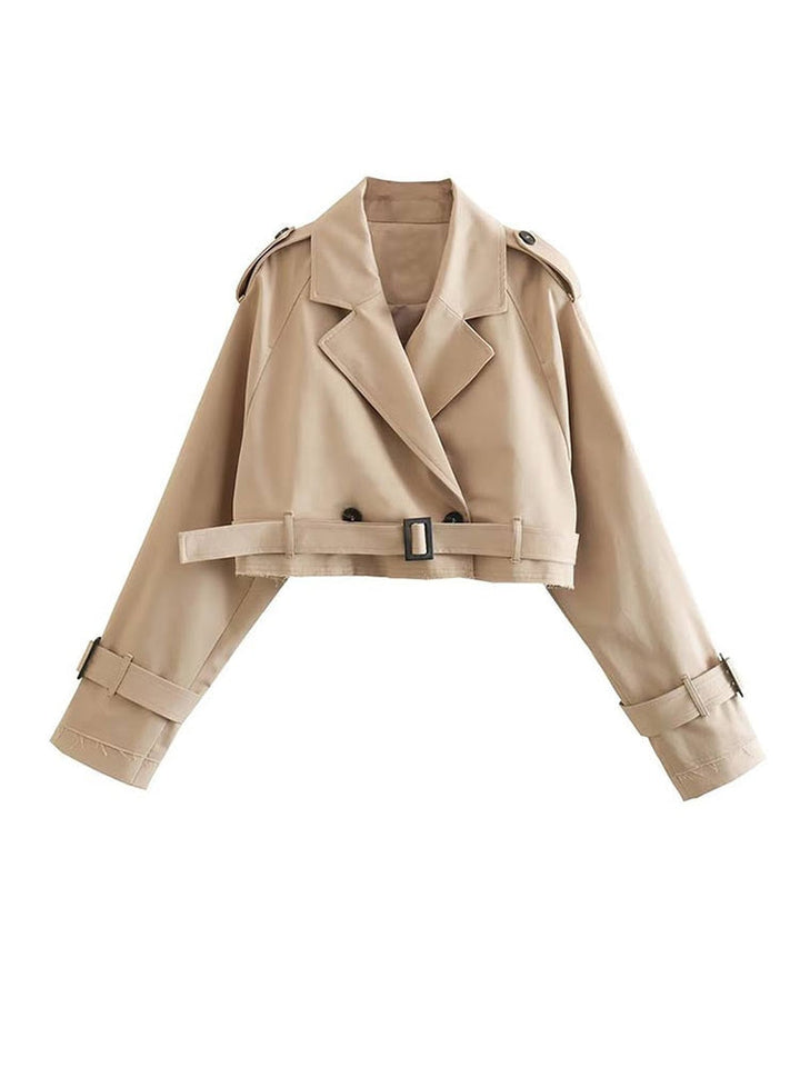 "Cropped beige trenchcoat voor dames, stijlvolle dubbele rij knopen en verstelbare manchetten, elegant en modern ontwerp."