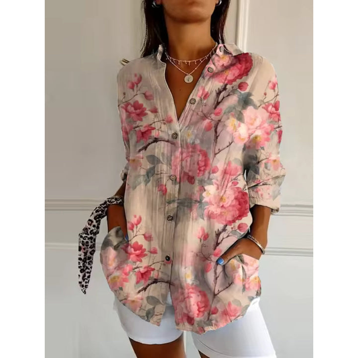 "Dames bloemenblouse met zachte print, luchtige stof en zilveren accenten, ideaal voor stijlvolle zomeroutfits."